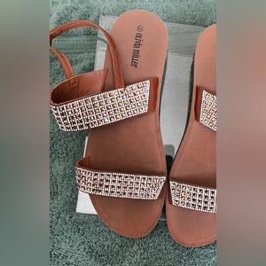 Olivia miller to strap sandal in cognac